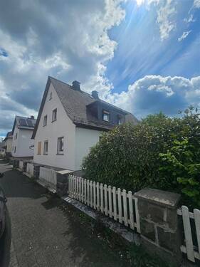 Seitenansicht - 7 Zimmer Mehrfamilienhaus, Wohnhaus zum Kaufen in Bad Endbach