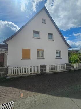 Front - 7 Zimmer Mehrfamilienhaus, Wohnhaus in Bad Endbach