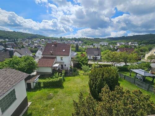 Fernblick Grundstück & Garten - Mehrfamilienhaus, Wohnhaus mit 160,00 m&sup2; in Bad Endbach zum Kaufen