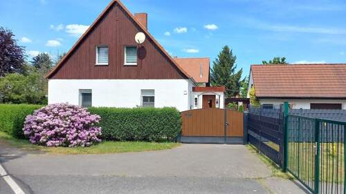 Seitenansicht - Geräumiges Familienhaus mit Modernisierungen in Hoyerswerda
