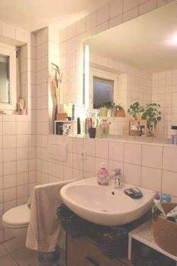 Badezimmer mit Fenster - 