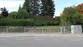 Blick von Straße auf das Grundstück - Attraktives Baugrundstück in Stadtlage