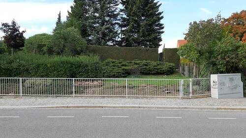 Blick von Straße auf das Grundstück - Attraktives Baugrundstück in Stadtlage