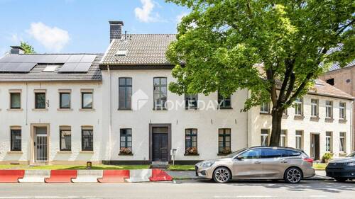 Außenansicht 2 - Historisches Flair mit Wohlfühlgarantie: lichtdurchflutete Dachgeschosswohnung in gewachsener Lage