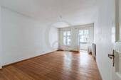 Bild 1 - Altbau mit Potenzial im Kiez - 2-Zimmer mit Dielen & Charakter