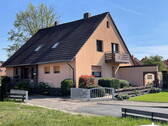 Straßenansicht - 2-Familienhaus, + Wohnbereich im Souterrain, direkt in 31311 Uetze