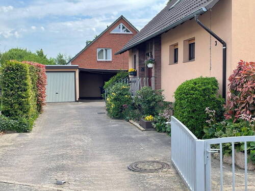 Sicht auf Garage und Caport - 7 Zimmer Mehrfamilienhaus, Wohnhaus zum Kaufen in Uetze