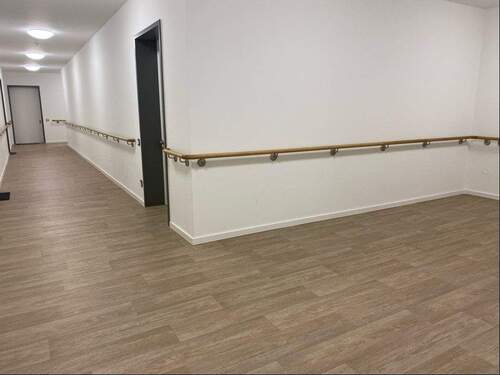 umlaufender Handlauf in jedem Stockwerk - 