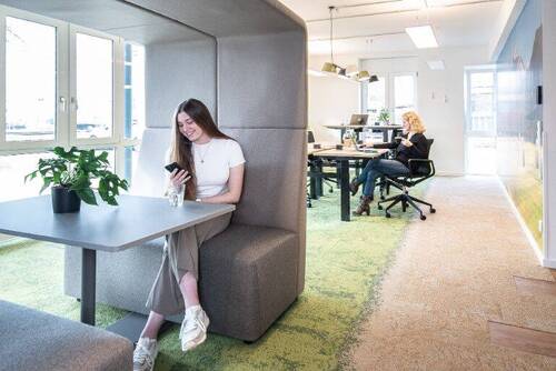 Schreibtisch im Coworking Space 