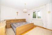 Schlafzimmer im Erdgeschoss - 7 Zimmer Einfamilienhaus in Unsleben