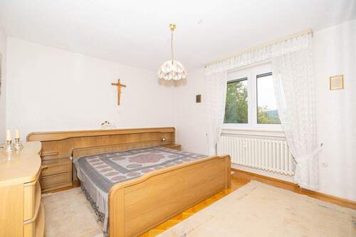 Schlafzimmer im Erdgeschoss - 7 Zimmer Einfamilienhaus in Unsleben