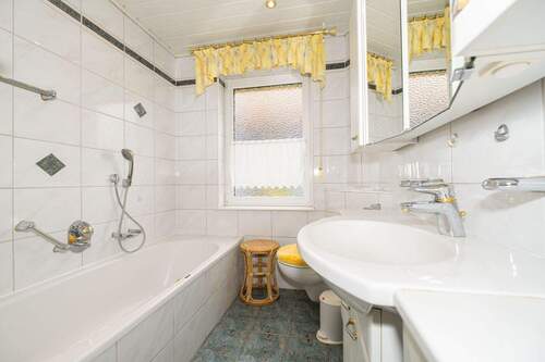 Badezimmer im Erdgeschoss - Einfamilienhaus mit 174,00 m² in Unsleben zum Kaufen