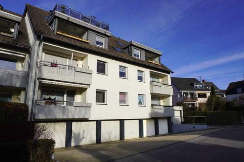 Rückansicht Wohnhaus - Hochparterrewohnung: 3-Zimmer mit Südbalkon & Garage in Leverkusen-Lützenkirchen!