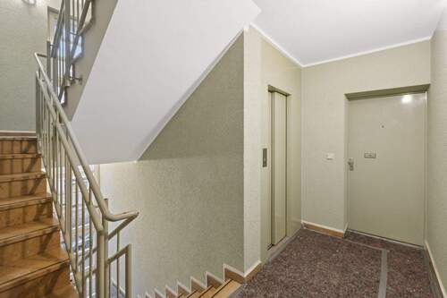Treppenhaus mit Aufzug - 2 Zimmer Etagenwohnung in Berlin