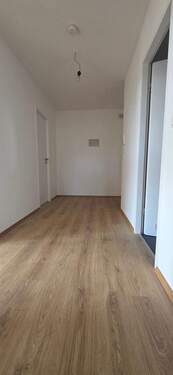 Flur Richtung Eingangstüre - Etagenwohnung mit 60,00 m&sup2; in München zur Miete