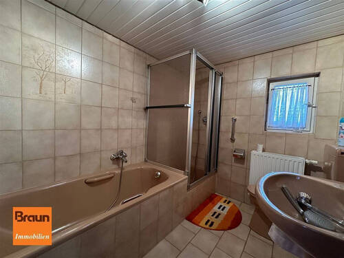 Wohnhaus mit Scheune, Trossingen, Bad EG - 