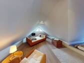 Wohnbereich mit Schlafnische im Spitzboden - 