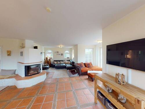 Wohnbereich mit Austritt auf die Sonnenterrasse im Erdgeschoss - 