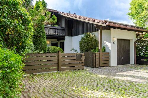 Hausansicht - 5 Zimmer Reihenendhaus in Oberhaching
