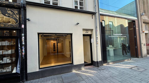 Kapz.22_2474_Ladenfenst.jpg - 6 Zimmer Mehrfamilienhaus, Wohnhaus zum Kaufen in Düsseldorf