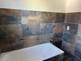 Modernes Badezimmer mit Wanne - 