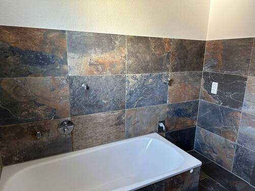 Modernes Badezimmer mit Wanne - 