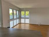 Helles Wohnzimmer mit Balkon - 4 Zimmer Etagenwohnung in Rheinfelden (Baden)