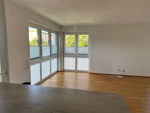 Helles Wohnzimmer mit Balkon - 4 Zimmer Etagenwohnung in Rheinfelden (Baden)