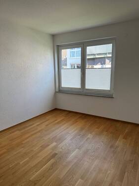 Leeres Zimmer mit Fenster - 