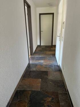 Flur mit Steinfliesen - 