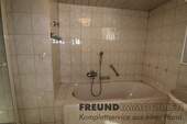 Bad mit Wanne Keller.JPG - 1 Zimmer Einfamilienhaus in Neukirchen