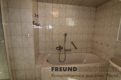 Bad mit Wanne Keller.JPG - 1 Zimmer Einfamilienhaus in Neukirchen