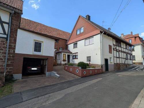 Ansicht Wohnaus und Garage - Denkmalgeschütztes Anwesen in gesuchter Lage