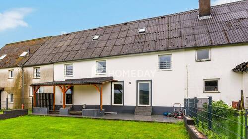 Außenansicht 3 - Idyllisch, grenznah und modernisiert: Großzügiges Reihenmittelhaus mit EBK, Terrasse und Garage