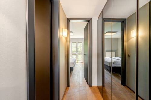 Flur_mit_Einbauschrank - 2 Zimmer Etagenwohnung in München