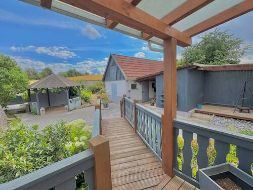 Überdachte Terrasse mit Zugang zum Garten und zu den Nebengebäuden - 