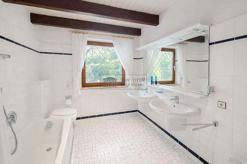 Badezimmer EG - Mehrfamilienhaus, Wohnhaus mit 220,00 m&sup2; in Hamburg zum Kaufen