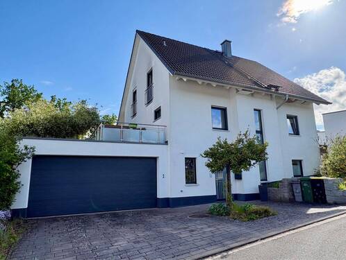 Wohnhaus - Straßenansicht - 