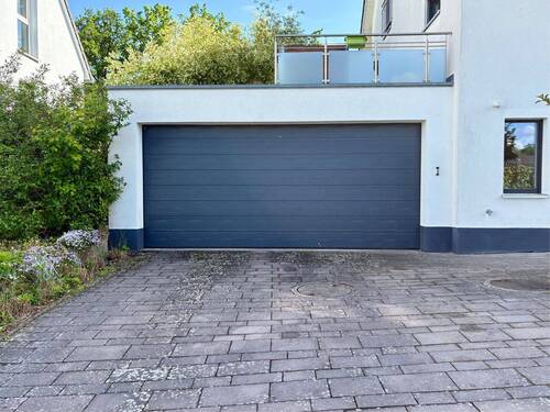 Doppelgarage mit Stellplätzen davor - 