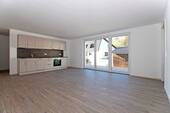 Wohnzimmer - Hochwertige Wohnung mit Einbauküche, Terrasse & Stellplatz