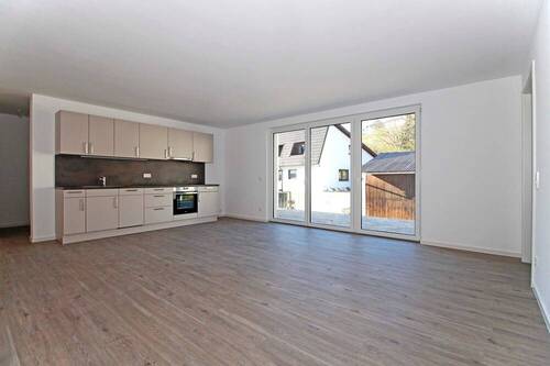 Wohnzimmer - Hochwertige Wohnung mit Einbauküche, Terrasse & Stellplatz