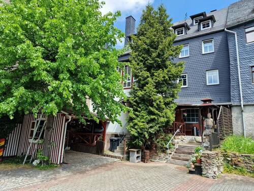 Rückansicht inkl. Parkplätze - 1 Zimmer Mehrfamilienhaus, Wohnhaus zum Kaufen in Bad Lobenstein