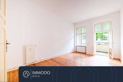 Wohnzimmer mit Balkon - ?? Wohnen mit im Kiez - Charmante 2-Zi-Altbauwohnung mit sonnigem Balkon, Tageslichtbad & Dielen