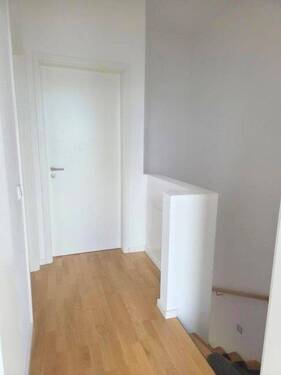 im 2. Stock mit ca. 3 m Raumhöhe - 
