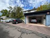 Offene Garage und Stellplätze - 