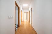 Blick vom Wohnungseingang in den hellen Flurbereich - 