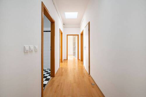 Blick vom Wohnungseingang in den hellen Flurbereich - 