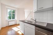 Viel Lichteinstrahlung auch bei der Küchenzeile - 3 Zimmer Etagenwohnung in Berlin