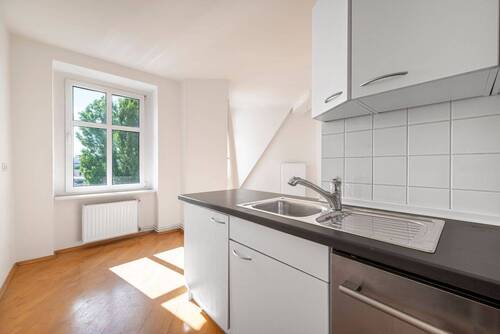 Viel Lichteinstrahlung auch bei der Küchenzeile - 3 Zimmer Etagenwohnung in Berlin