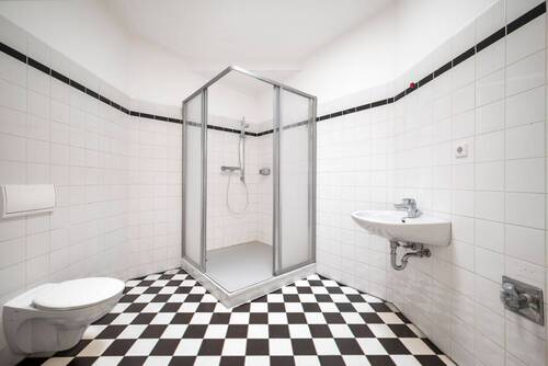 Geräumiges Badezimmer mit XXL-Dusche - 